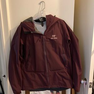 New Woman’s XL Arc’teryx Gore Tex Jacket w/Hood